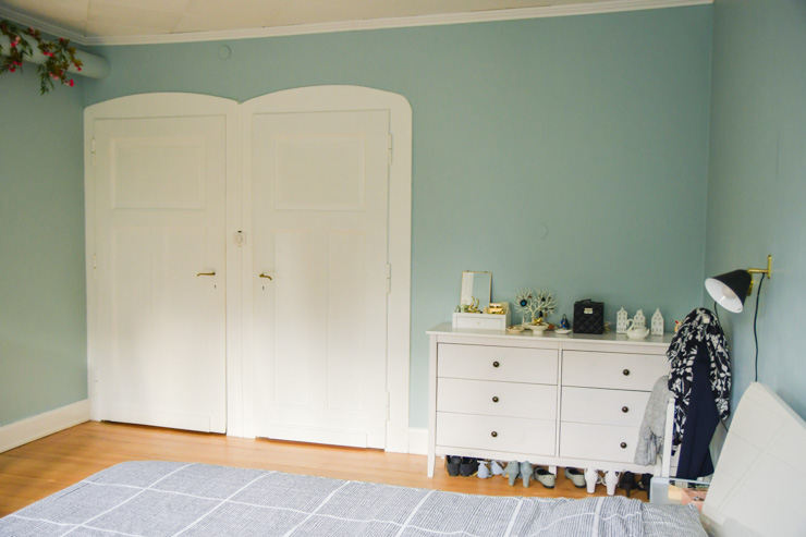 Des murs bleus pour un côté cocon dans la pièce aux boiseries blanches