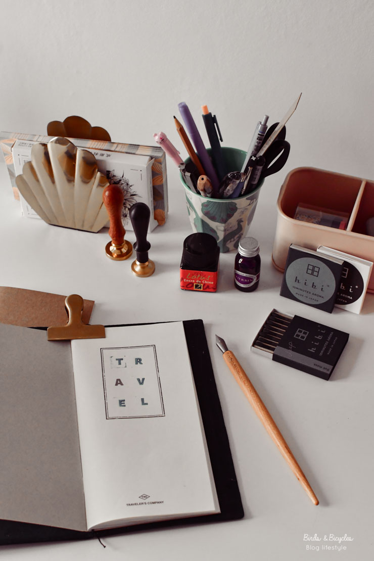 La marque de carnets de voyage japonais Traveler's Company propose plein de recharges différentes - papier blanc, quadrillé, à points - pour créer son carnet sur mesure.