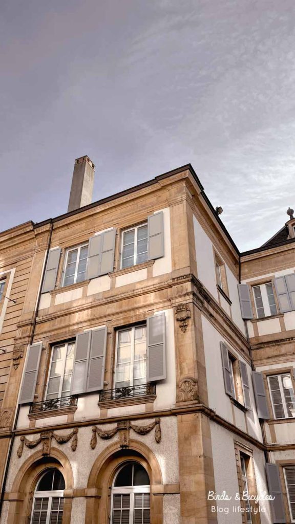 Les façades en pierre d'Hauterive de Neuchâtel