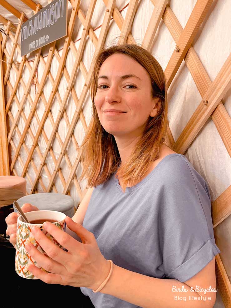 Prendre un thé dans une yourte