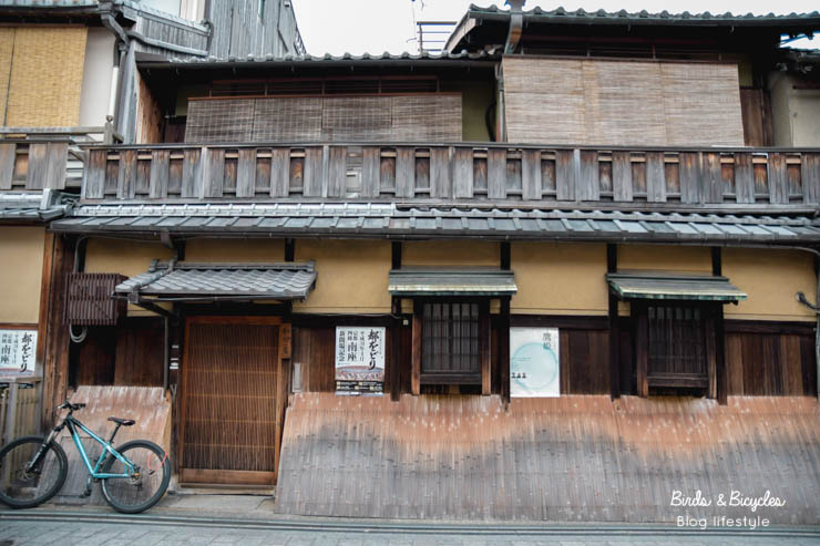 Balade à travers les rues anciennes du vieux quartier de Kyoto