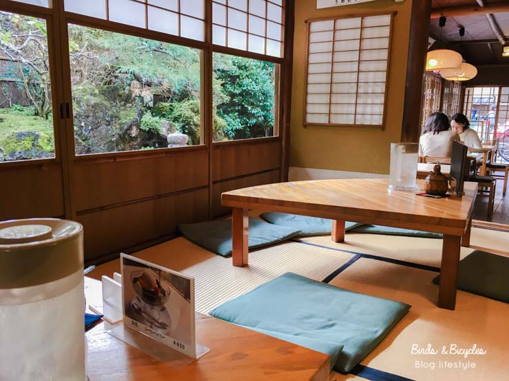 Salon de thé enchanté à Kyoto dans le quartier des temples