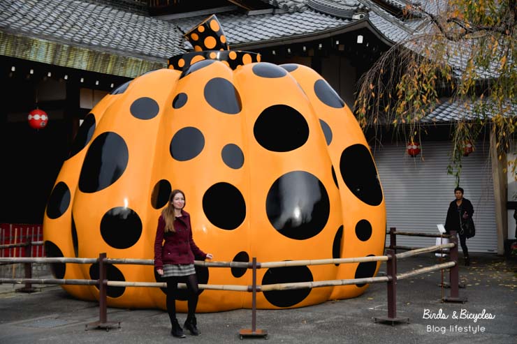 Une citrouille de Yayoi Kusama à Kyoto