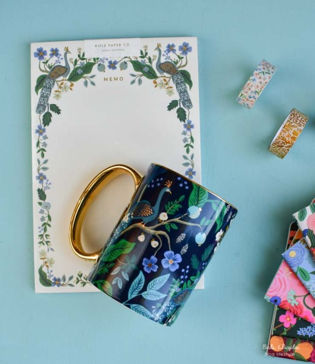 Une tasse paon et le bloc-notes assorti