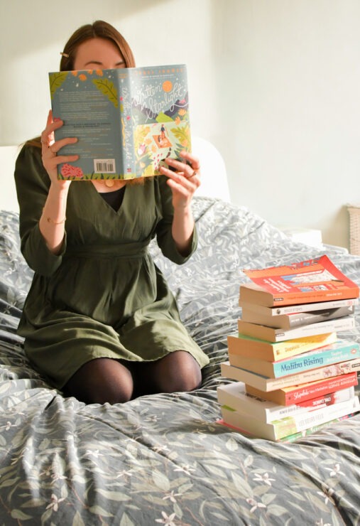Blogueuse et lectrice passionnée - pile de romans