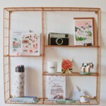 Pour décorer le mur face à mon bureau, j’ai adopté une jolie étagère en métal doré