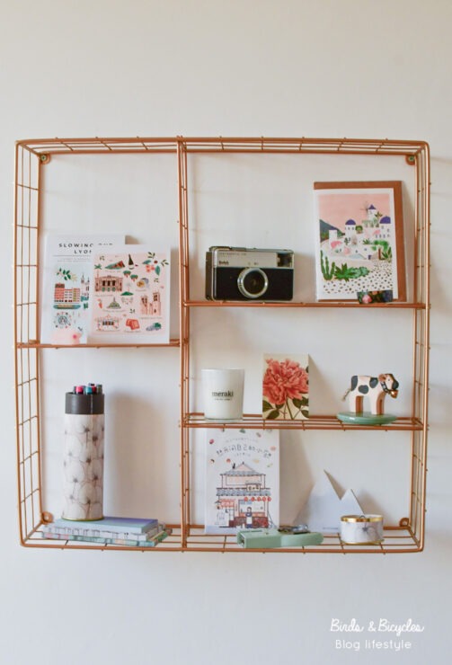 Pour décorer le mur face à mon bureau, j’ai adopté une jolie étagère en métal doré