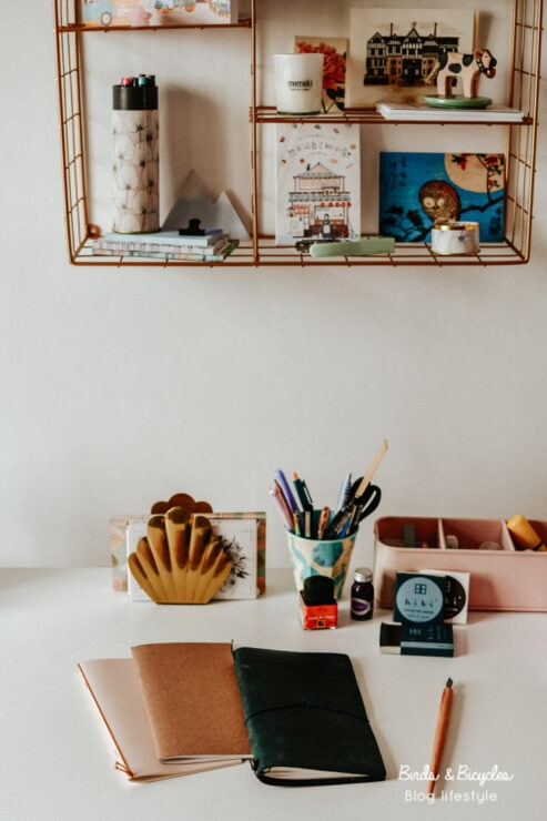Une étagère murale pour exposer ma papeterie et des souvenirs du Japon
