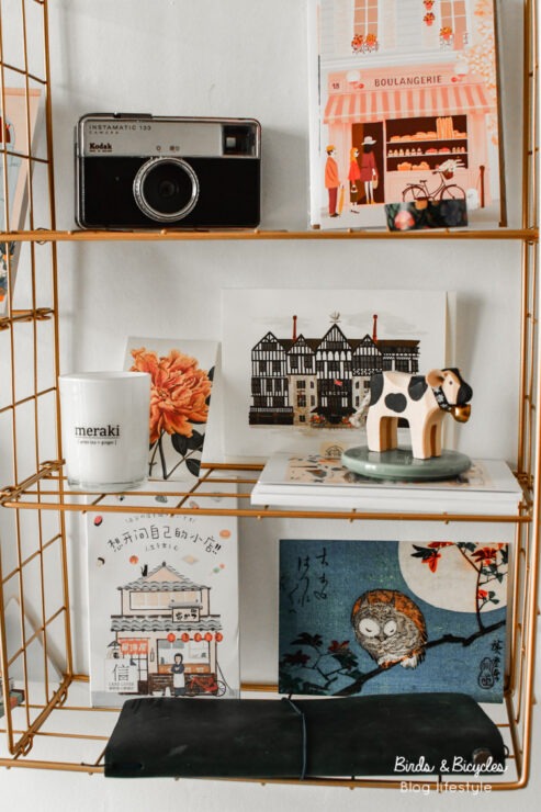 Une étagère murale pleine de souvenirs de voyage