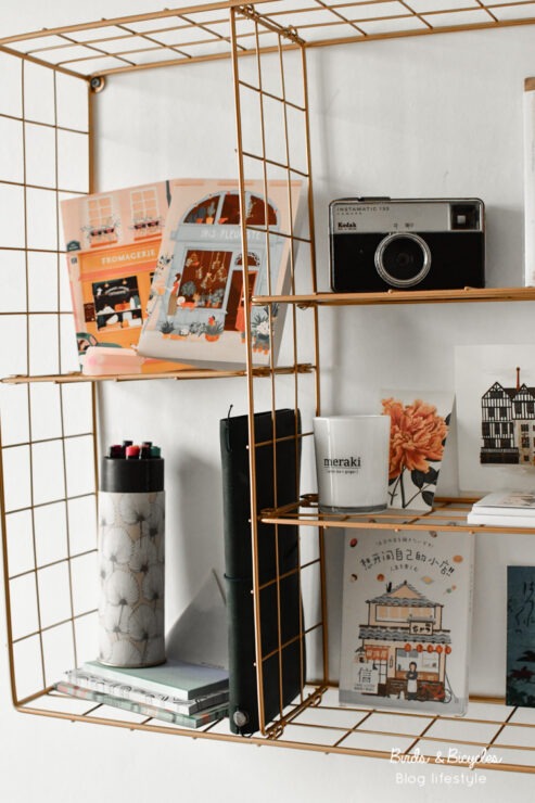 Idée déco de bureau: une étagère murale en laiton