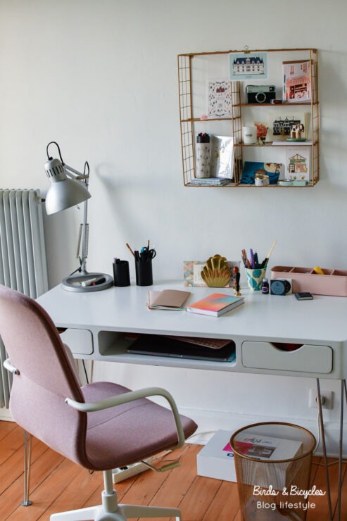 Une idée pour décorer le mur de son bureau: Exposer sa papeterie dans son bureau sur une étagère