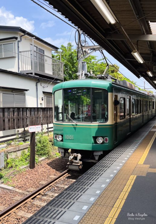 Le petit train vert Enoden pour se déplacer à Kamakura
