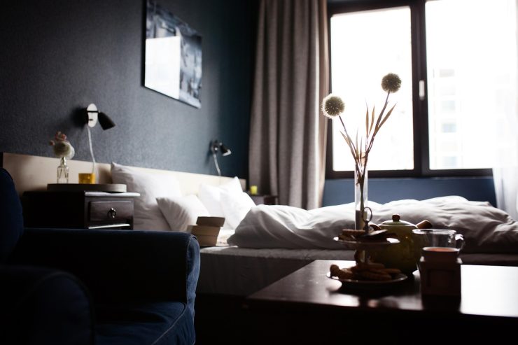 Lit et chambre confortable