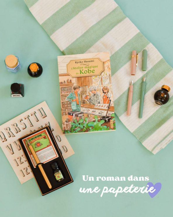 Stylo plume et flacon d’encre posés à côté du livre