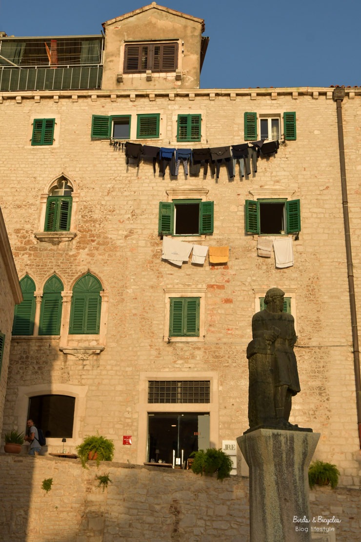 Façade avec lessive